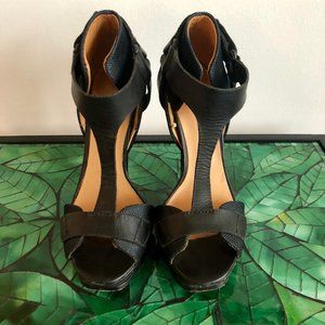 L.A.M.B. "Charon" T-strap sandals - Size 6.5